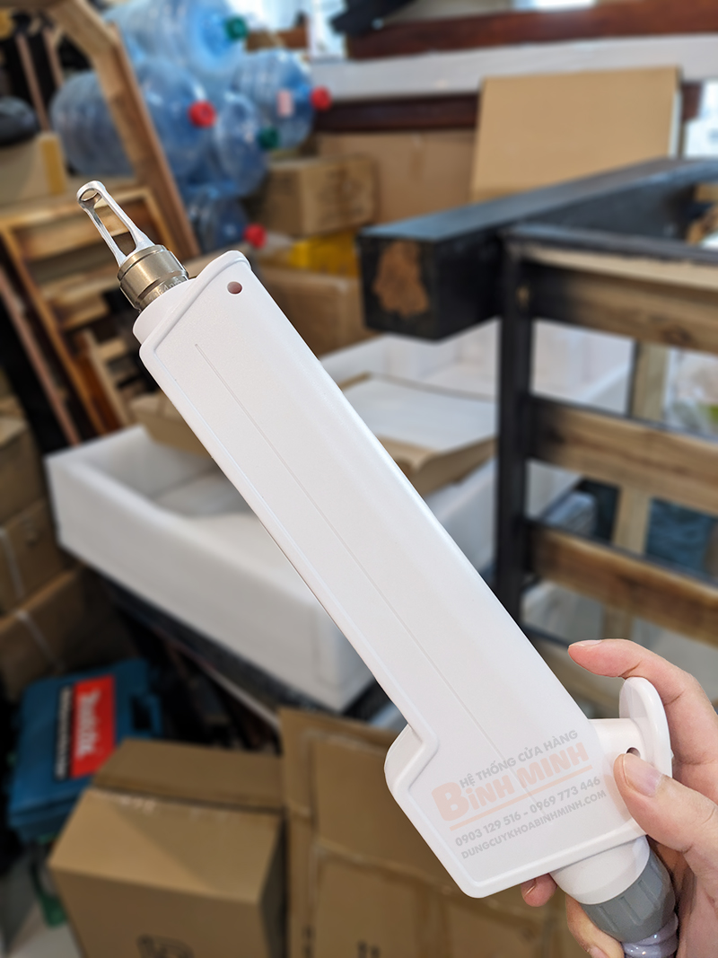 tay-cam-ban-laser-xoa-xam-2